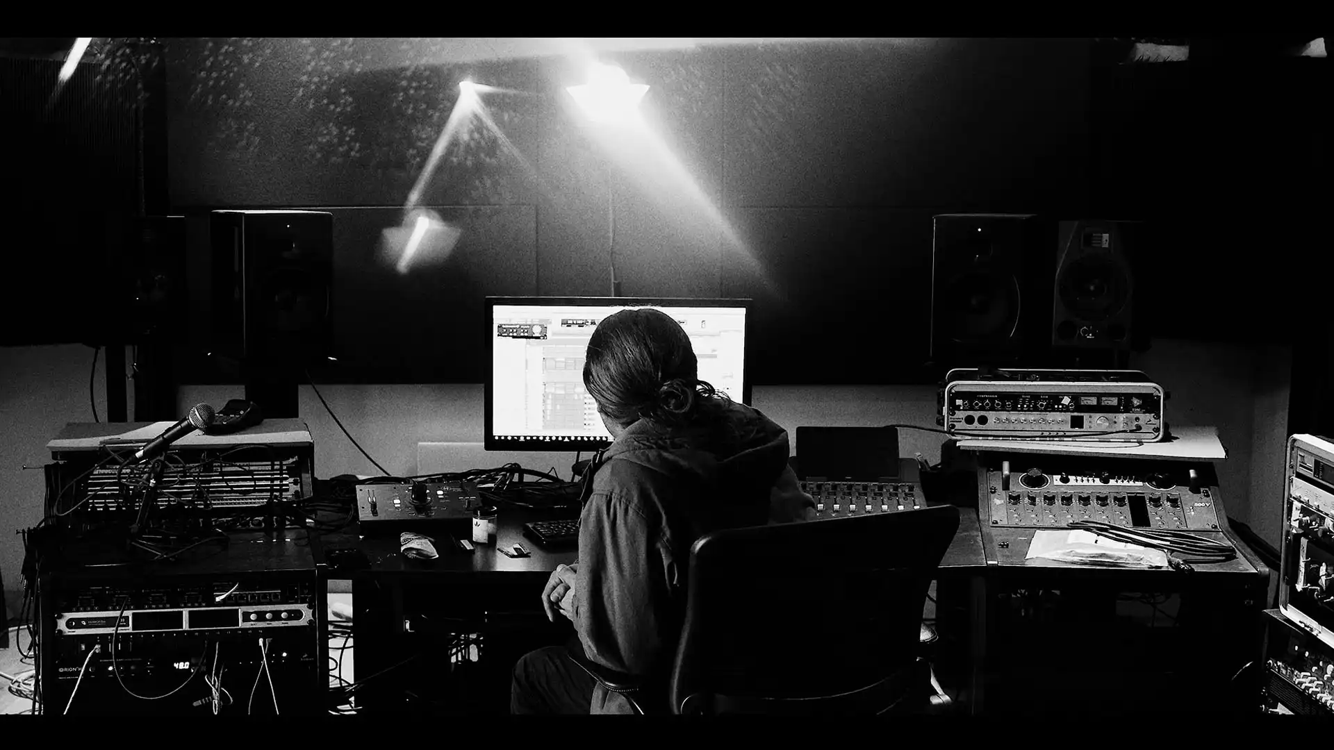 Console de mastering et racks de matériel